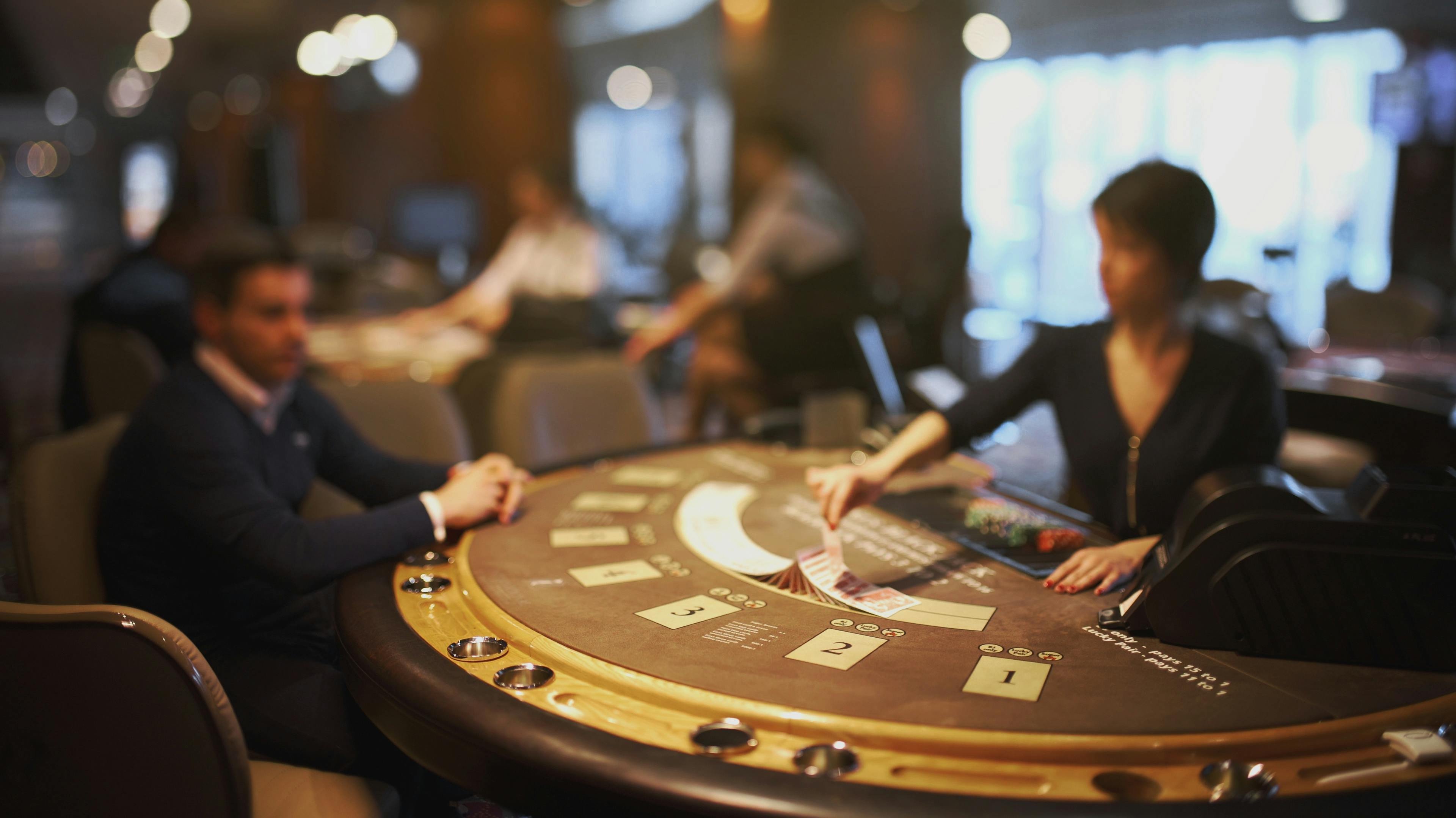 Giao diện ứng dụng di động azbet88 hiển thị sportsbook và casino trực tuyến